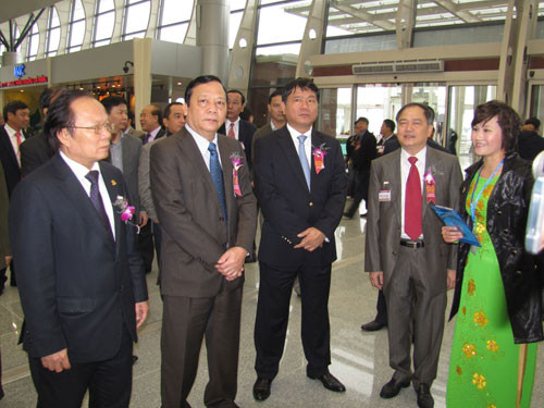 Bộ trưởng Bộ GTVT Đinh La Thăng (giữa) cùng lãnh đạo các bộ, ngành tham quan nhà ga mới sân bay quốc tế Đà Nẵng