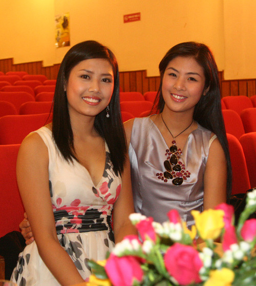 Hoa hậu Ngọc Hân và người đẹp biển Nguyễn Thị Loan rạng rỡ trong lần tái ngộ