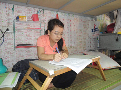 Trịnh Thị Thủy tại Ký túc xá trường Đại học Công đoàn. Ảnh: K.N.