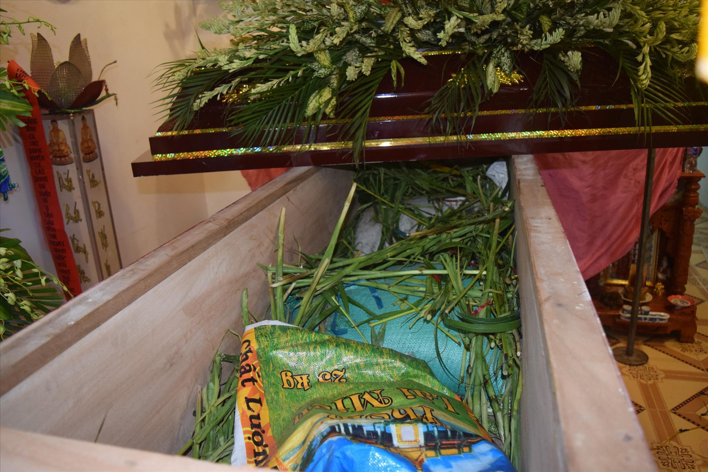 Bên trong quan tài có 3 bao cát