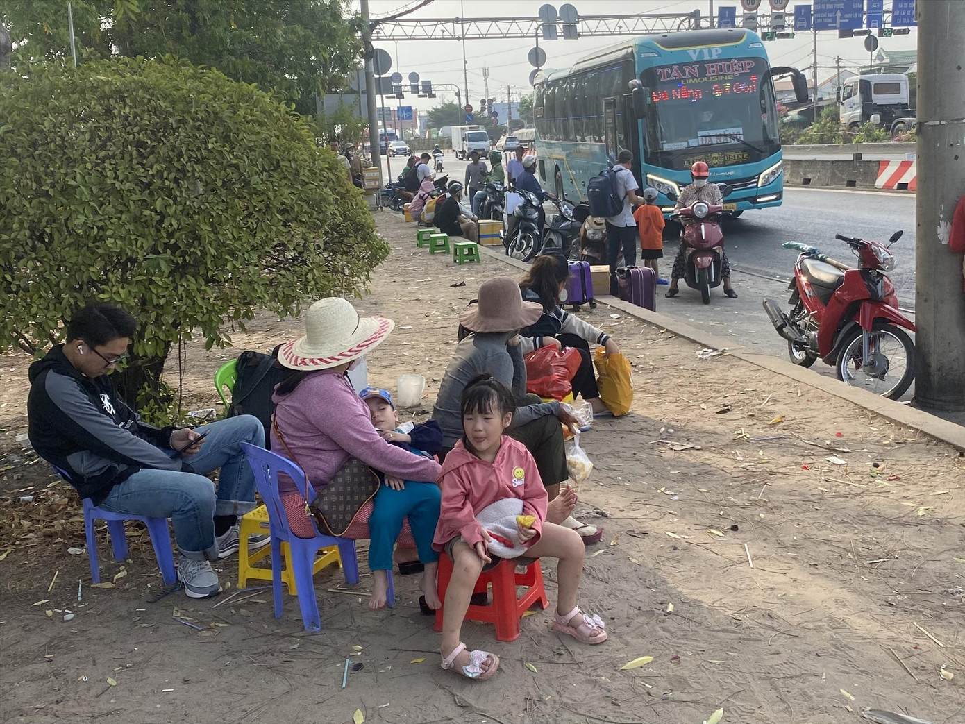 Người dân bỏ bến, ra đường đón xe trên quốc lộ 1, TP Thủ Đức. Ảnh: H.H Người dân bỏ bến, ra đường đón xe trên quốc lộ 1, TP Thủ Đức. Ảnh: H.H