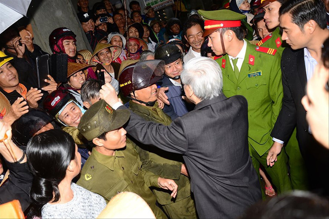 Người dân Lộc Thủy vây quanh Tổng Bí thư Nguyễn Phú Trọng