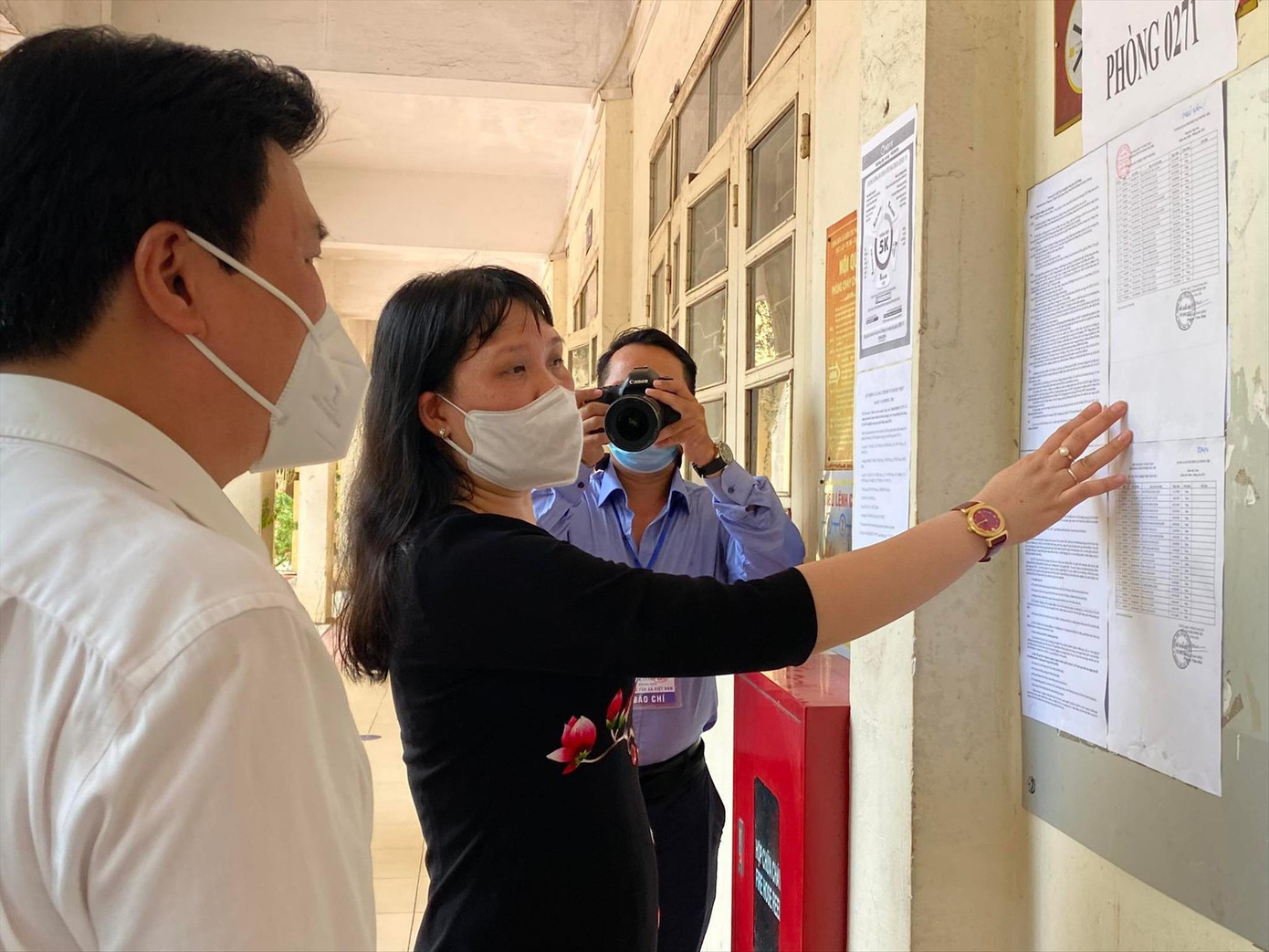 Hiệu trưởng Trường THPT Việt Ðức (Hà Nội) Nguyễn Bội Quỳnh (áo đen) kiểm tra công tác thi tốt nghiệp THPT. Ảnh: Quỳnh Anh Hiệu trưởng Trường THPT Việt Ðức (Hà Nội) Nguyễn Bội Quỳnh (áo đen) kiểm tra công tác thi tốt nghiệp THPT. Ảnh: Quỳnh Anh