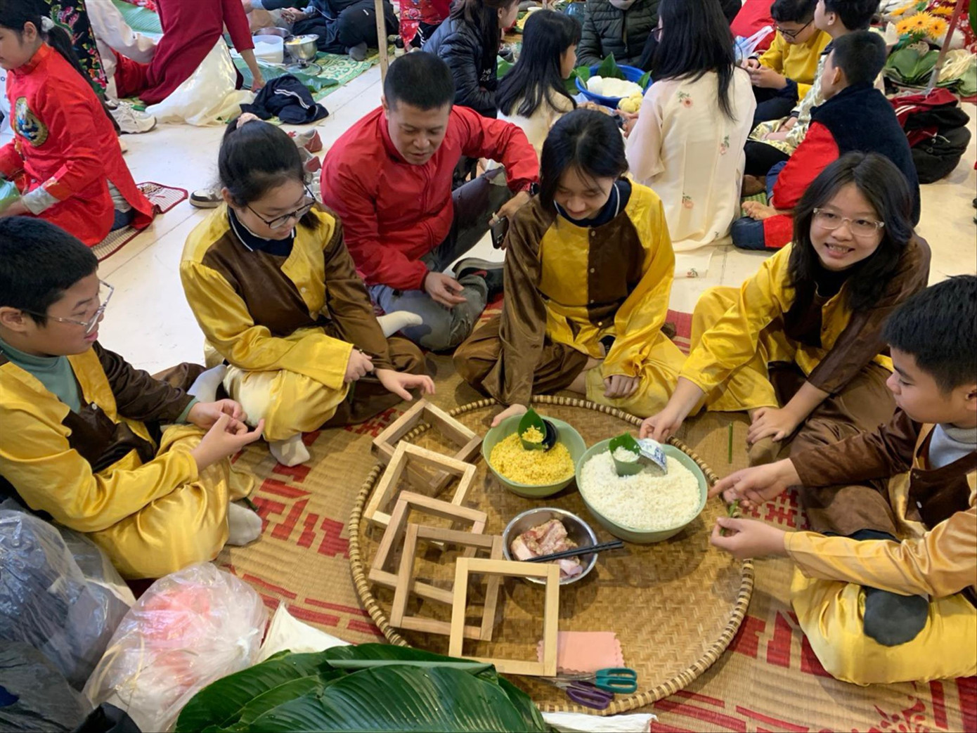 Học sinh Hà Nội gói bánh chưng trước Tết Nguyên đán để ủng hộ trẻ em nghèo Học sinh Hà Nội gói bánh chưng trước Tết Nguyên đán để ủng hộ trẻ em nghèo