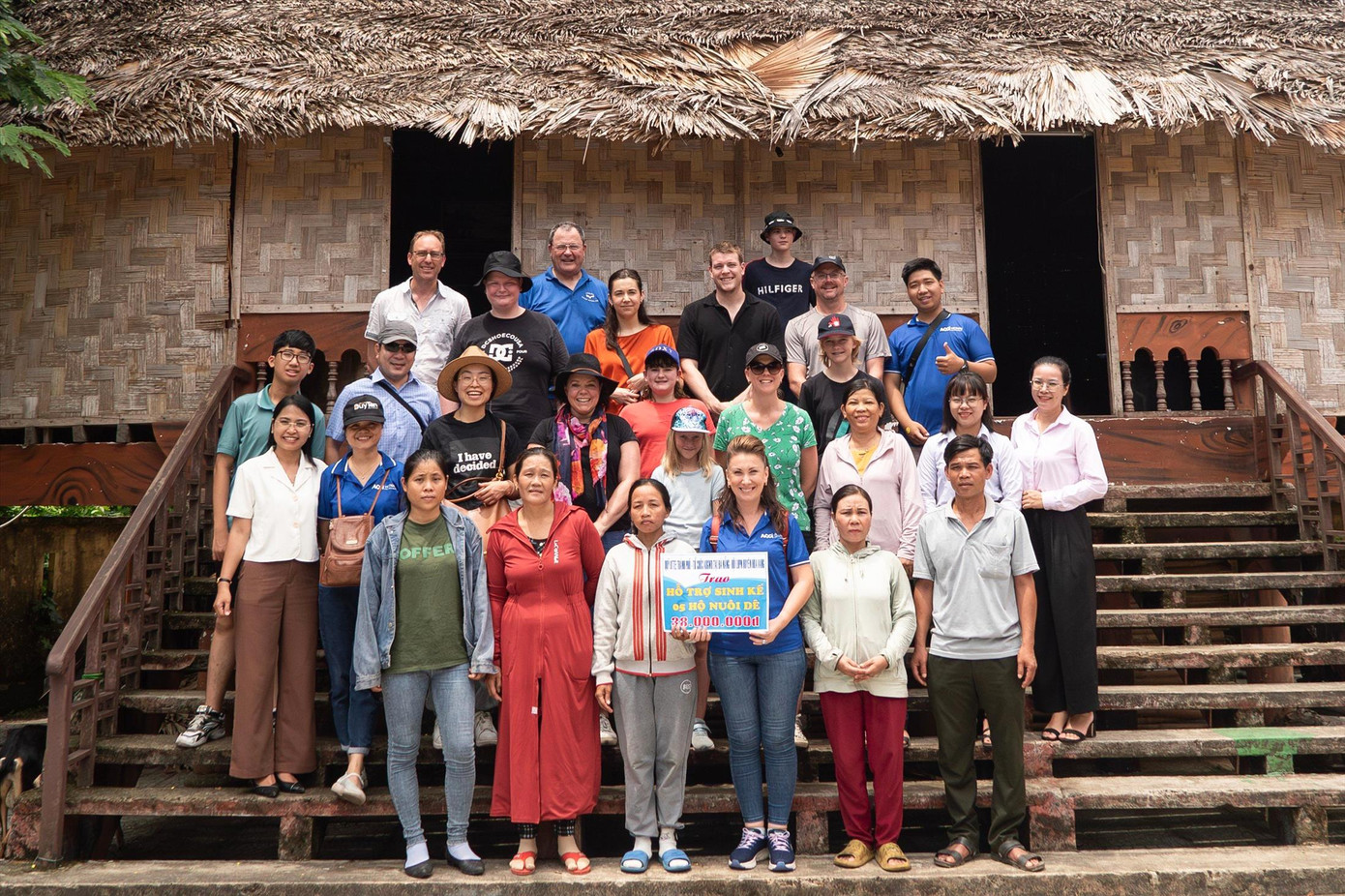 Bà Rebekah Winsdor, Trưởng đại diện Văn phòng Tổ chức AOGWR tại Việt Nam, trao sinh kế hỗ trợ cho các gia đình khó khăn. Ảnh: NVCC