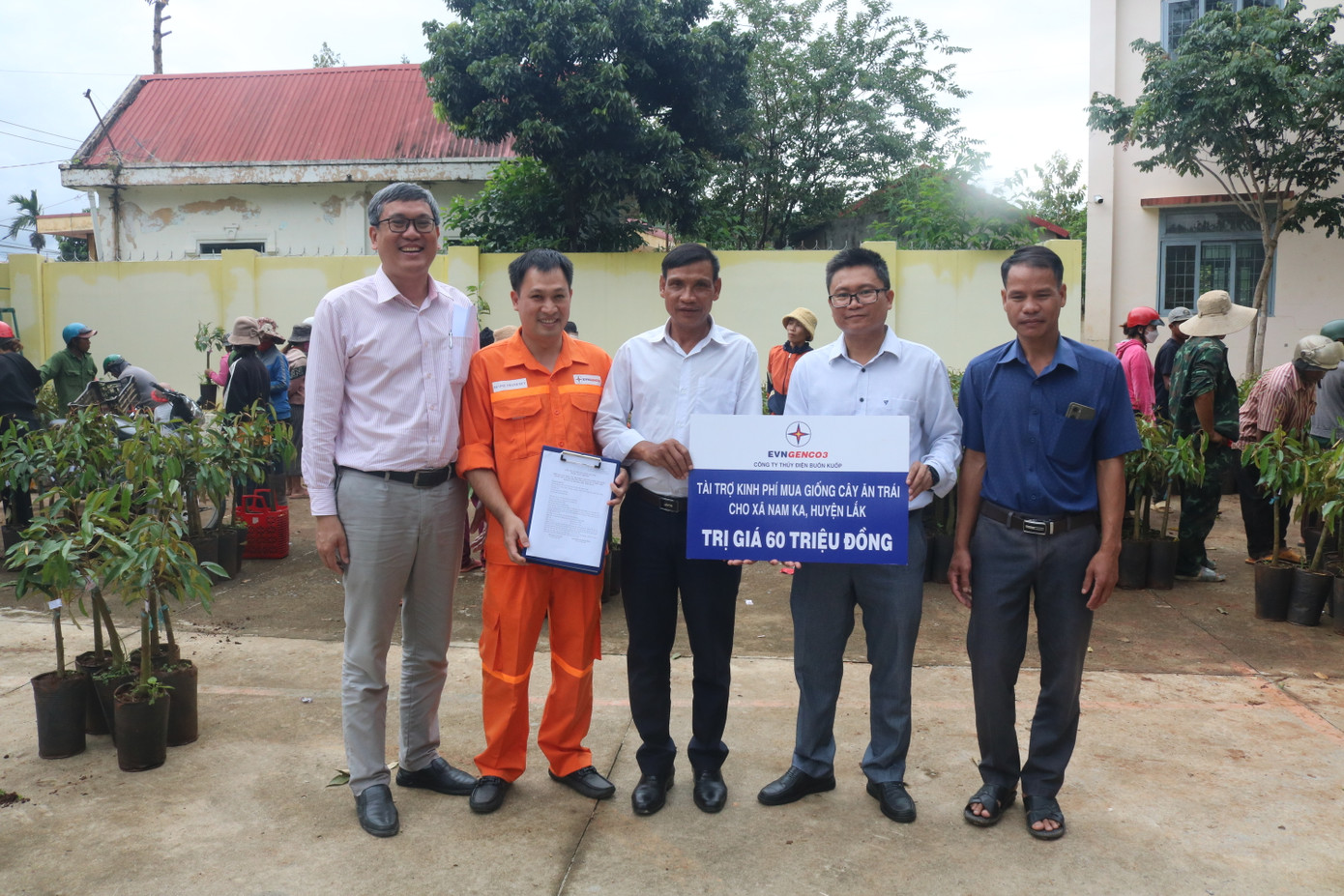 Công ty Thuỷ điện Buôn Kuốp tài trợ kinh phí mua giống cây ăn trái cho xã Nam Ka, huyện Lắk 60 triệu đồng Công ty Thuỷ điện Buôn Kuốp tài trợ kinh phí mua giống cây ăn trái cho xã Nam Ka, huyện Lắk 60 triệu đồng