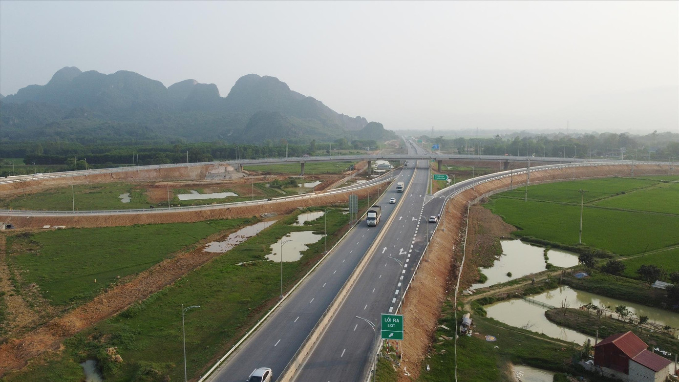 Nhờ hoàn thiện sớm 2 nút giao, cao tốc Bắc Nam qua Thanh Hóa có kết nối hiệu quả với hạ tầng địa phương. Ảnh: T.Đảng Nhờ hoàn thiện sớm 2 nút giao, cao tốc Bắc Nam qua Thanh Hóa có kết nối hiệu quả với hạ tầng địa phương. Ảnh: T.Đảng