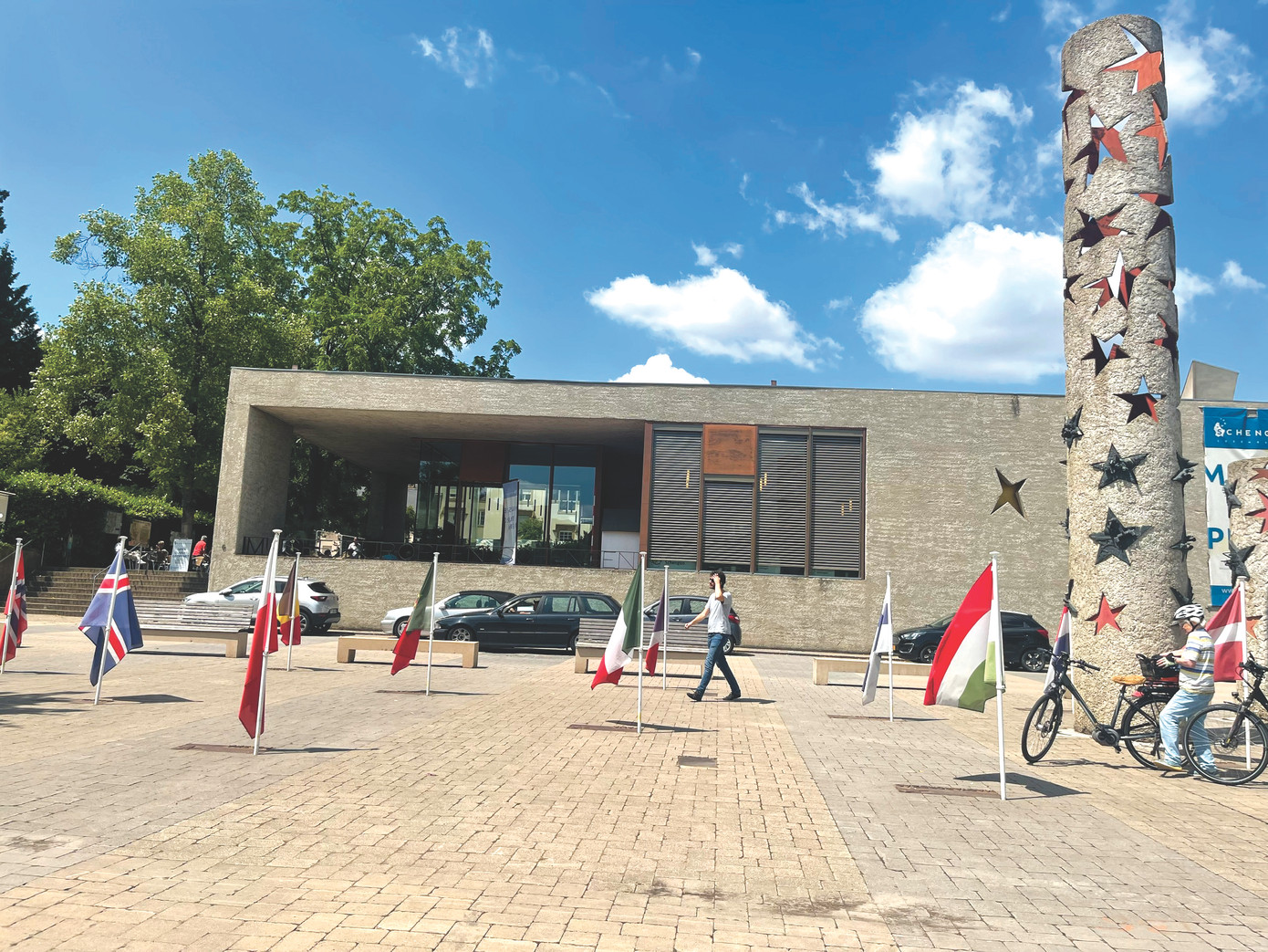 Cờ của các nước trong Khối Schengen trước cửa Bảo tàng châu Âu ở Schengen