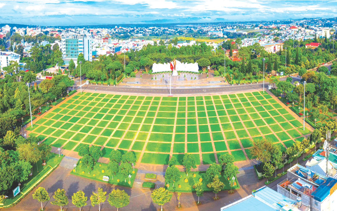 Đường phố Pleiku sạch sẽ nhờ được quét dọn hằng ngày Đường phố Pleiku sạch sẽ nhờ được quét dọn hằng ngày