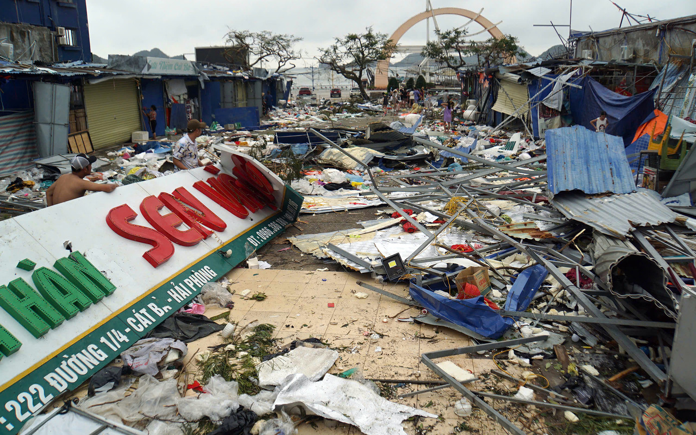 Cảnh hoang tàn tại trung tâm thị trấn Cát Bà (TP Hải Phòng) sau bão số 3. Ảnh: Nguyễn Hoàn