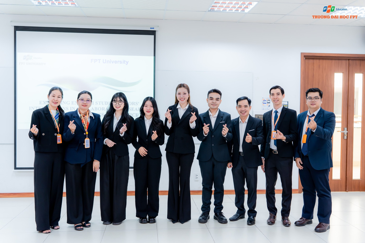 Sinh viên Trường Đại học FPT tự tin báo cáo đồ án bằng tiếng Anh với phong thái lịch lãm, chuyên nghiệp