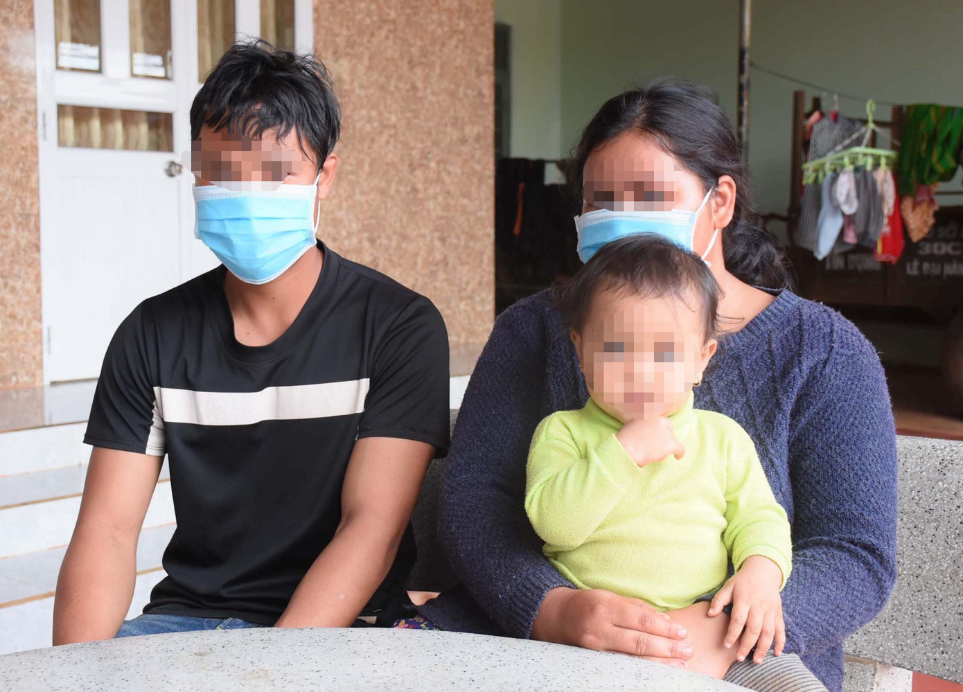 P.H cùng chồng và con gái hơn 1 tuổi (làm mờ mặt)