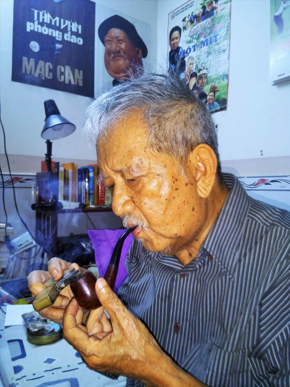 Mạc Can coi tẩu là người bạn. Ảnh: Trần Nguyễn Anh