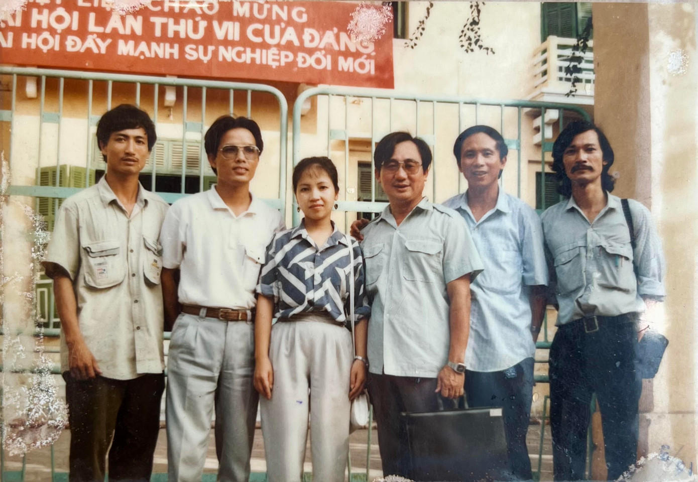 Chuyến công tác Nam Ðịnh 1991, chụp cùng cán bộ địa phương. Nhà báo Mạnh Việt đứng ngoài cùng bên phải, cạnh TBT Dương Xuân Nam. Ngoài ra có tôi DPV và anh Ðỗ Hà (bìa trái) lái xe cho đoàn, sau làm Phó Văn phòng của báo. Ảnh: Xuân Ba, tư liệu của DPV