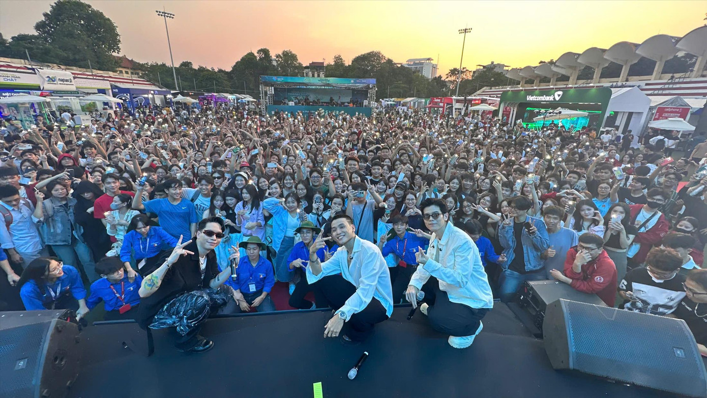 Ba thành viên Da LAB hát tặng chương trình tới 6 ca khú.cẢnh: NHƯ Ý