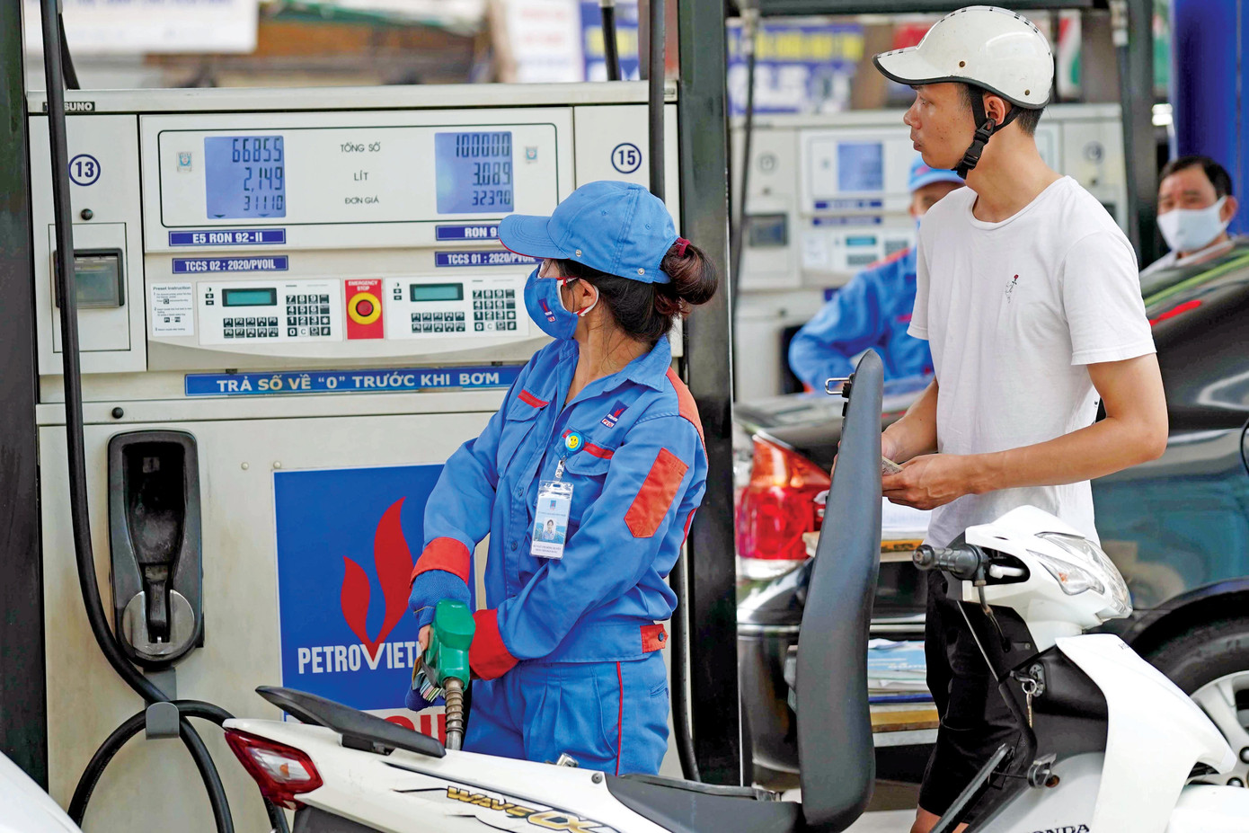 Giá xăng dầu tăng đang tác động rất xấu đến người nghèo, tạo áp lực lớn đến lạm phát. Ảnh: Như Ý