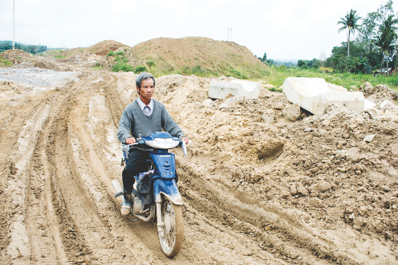 Ông Sáu Lực trong một lần kiểm tra hiện trường thi công dự án cao tốc Đà Nẵng - Quảng Ngãi Ông Sáu Lực trong một lần kiểm tra hiện trường thi công dự án cao tốc Đà Nẵng - Quảng Ngãi