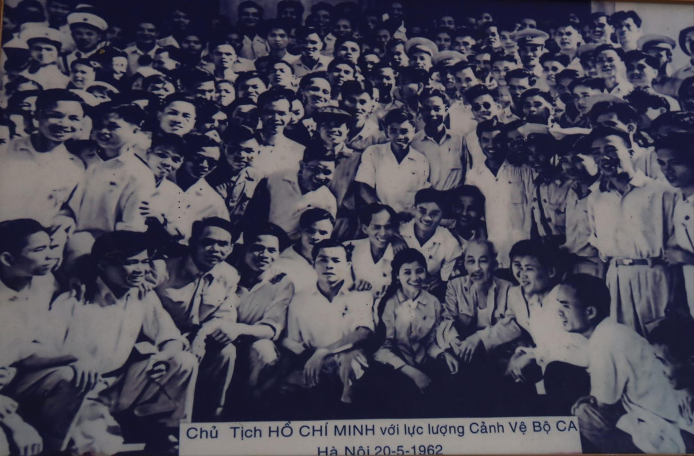 Ông Trần Nguyên Mười và lực lượng cảnh vệ chụp ảnh chung với Bác Hồ năm 1962 Ông Trần Nguyên Mười và lực lượng cảnh vệ chụp ảnh chung với Bác Hồ năm 1962