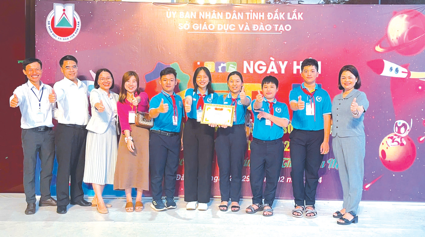 Giáo viên và học sinh trường Tiểu học và THCS Nguyễn Khuyến tham gia ngày hội Stem của tỉnh