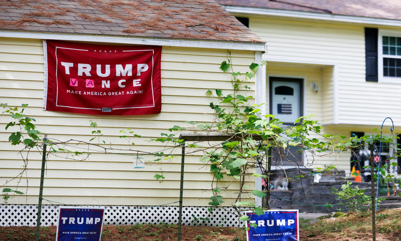 Lá cờ ủng hộ Trump trên một ngôi nhà ở bang New Hampshire vào tháng 7.