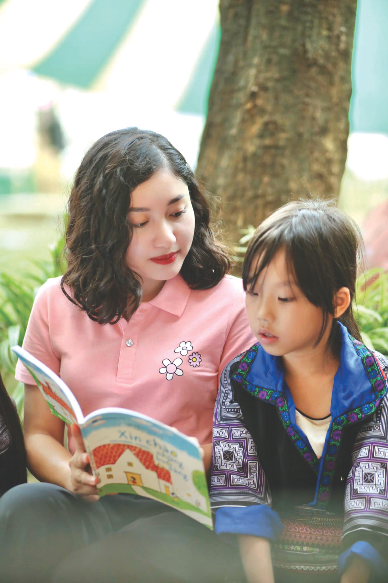 Giang Châu trong lần đi tặng sách Giang Châu trong lần đi tặng sách