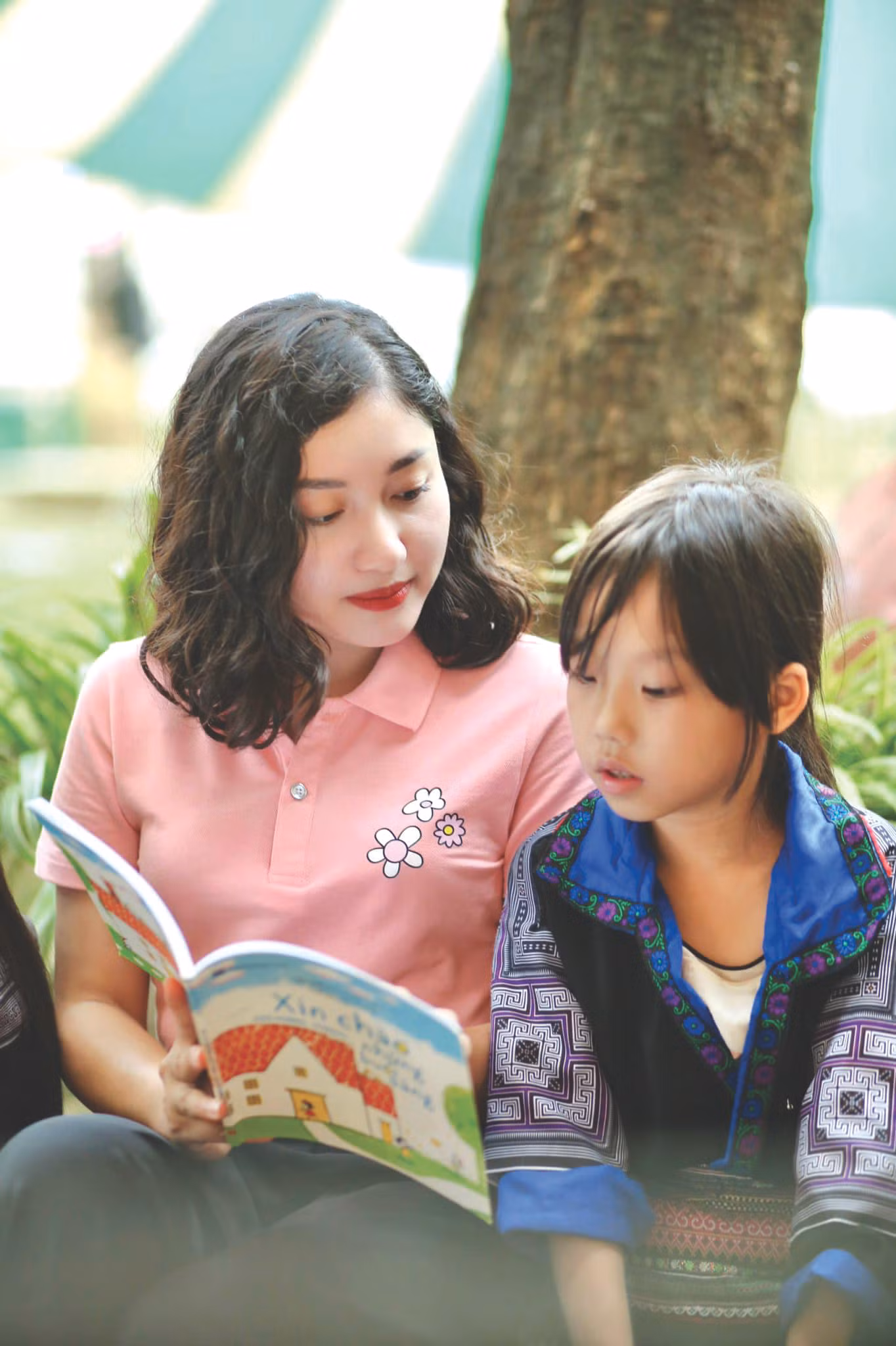 Giang Châu trong lần đi tặng sách