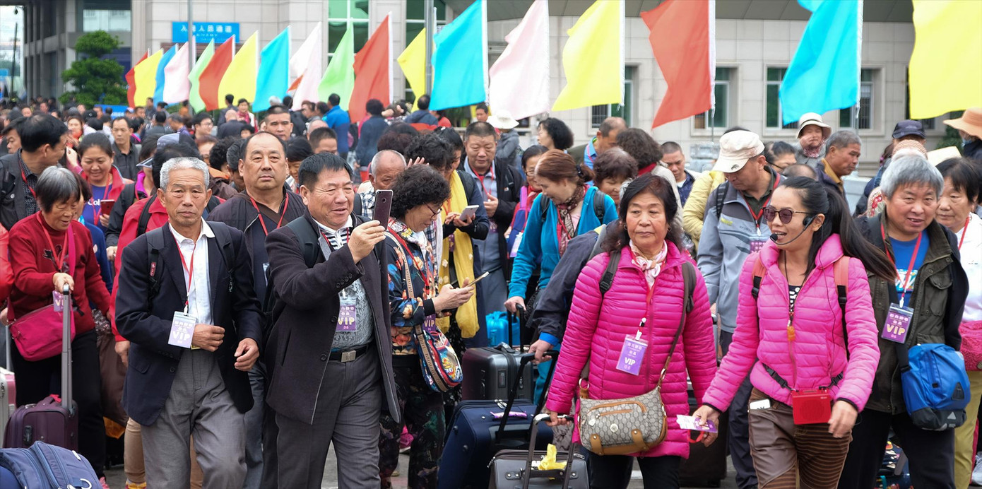 Khách Trung Quốc nêm kín cửa khẩu Móng Cái dịp cuối năm. (Ảnh chụp 11/2019)