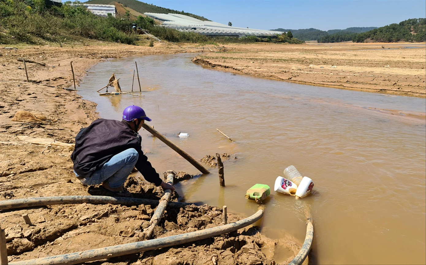 Thượng nguồn hồ Đan Kia dần cạn kiệt nguồn nước Ảnh: Quế Như Thượng nguồn hồ Đan Kia dần cạn kiệt nguồn nước Ảnh: Quế Như