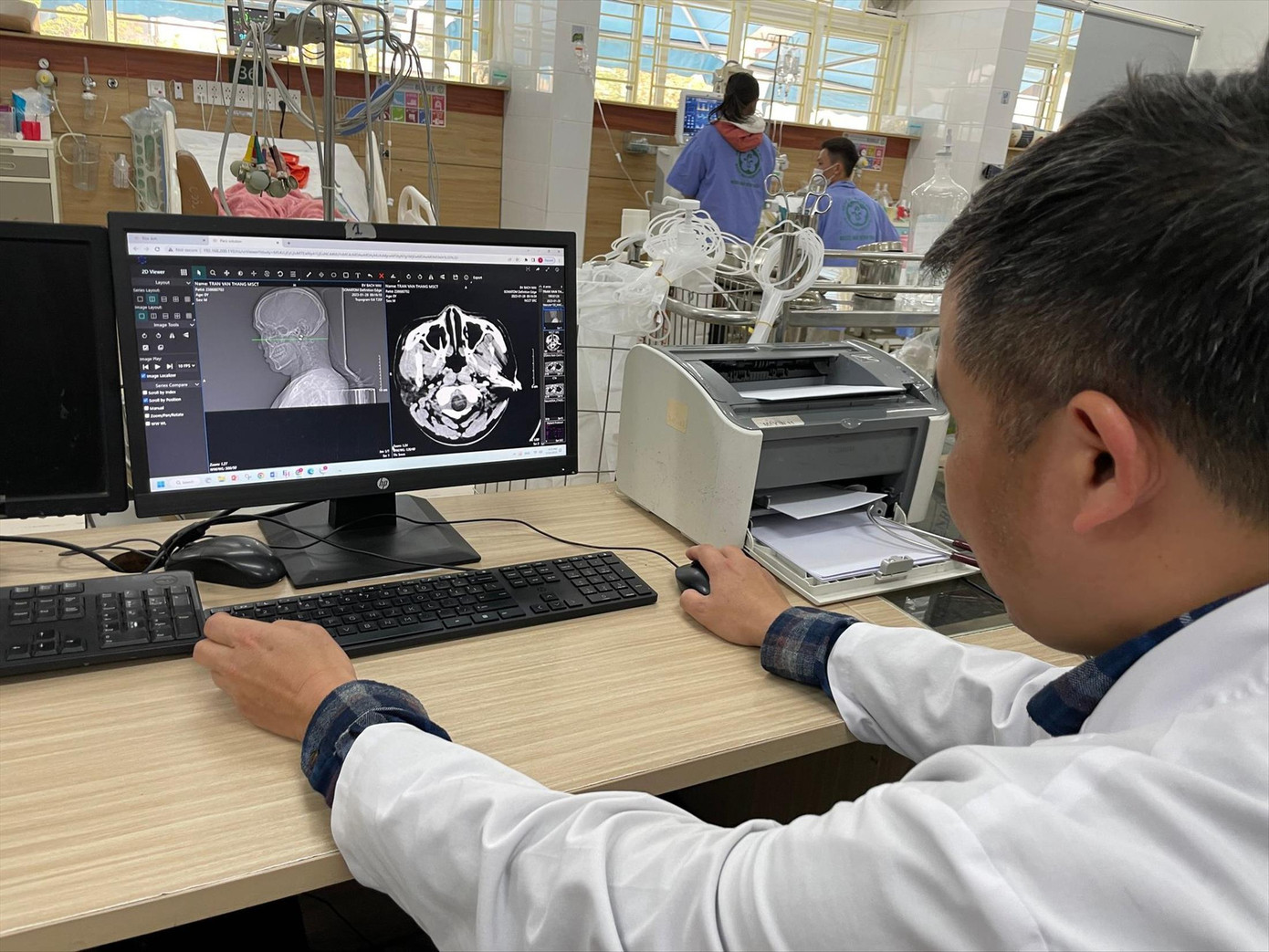 TS Nguyễn Trung Nguyên xem phim chụp nhồi máu não của bệnh nhân ngộ độc rượu