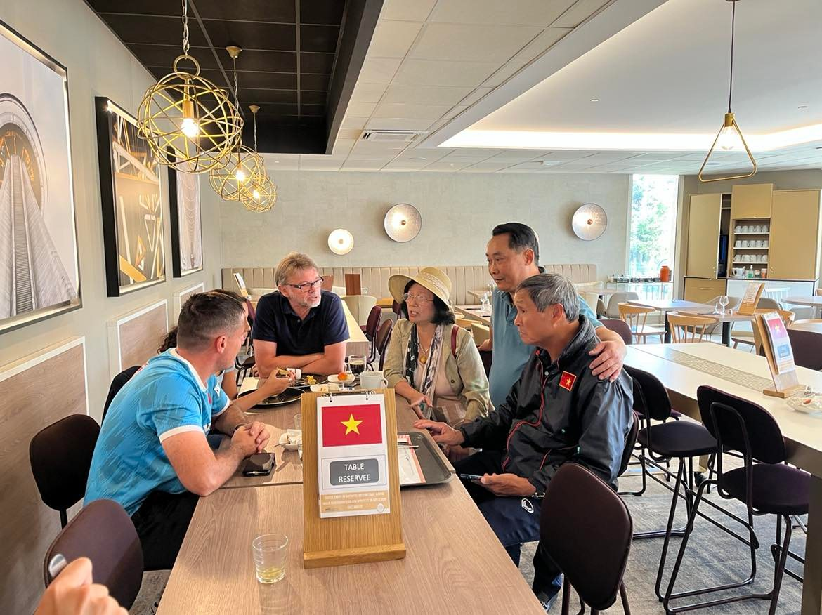 Đại diện các hội đoàn ủng hộ chụp ảnh kỷ niệm cùng các huấn luyện viên