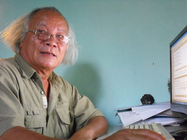 Nhà thơ Hoàng Cát đang sáng tác. Ảnh: Nguyễn Đình Toán Nhà thơ Hoàng Cát đang sáng tác. Ảnh: Nguyễn Đình Toán