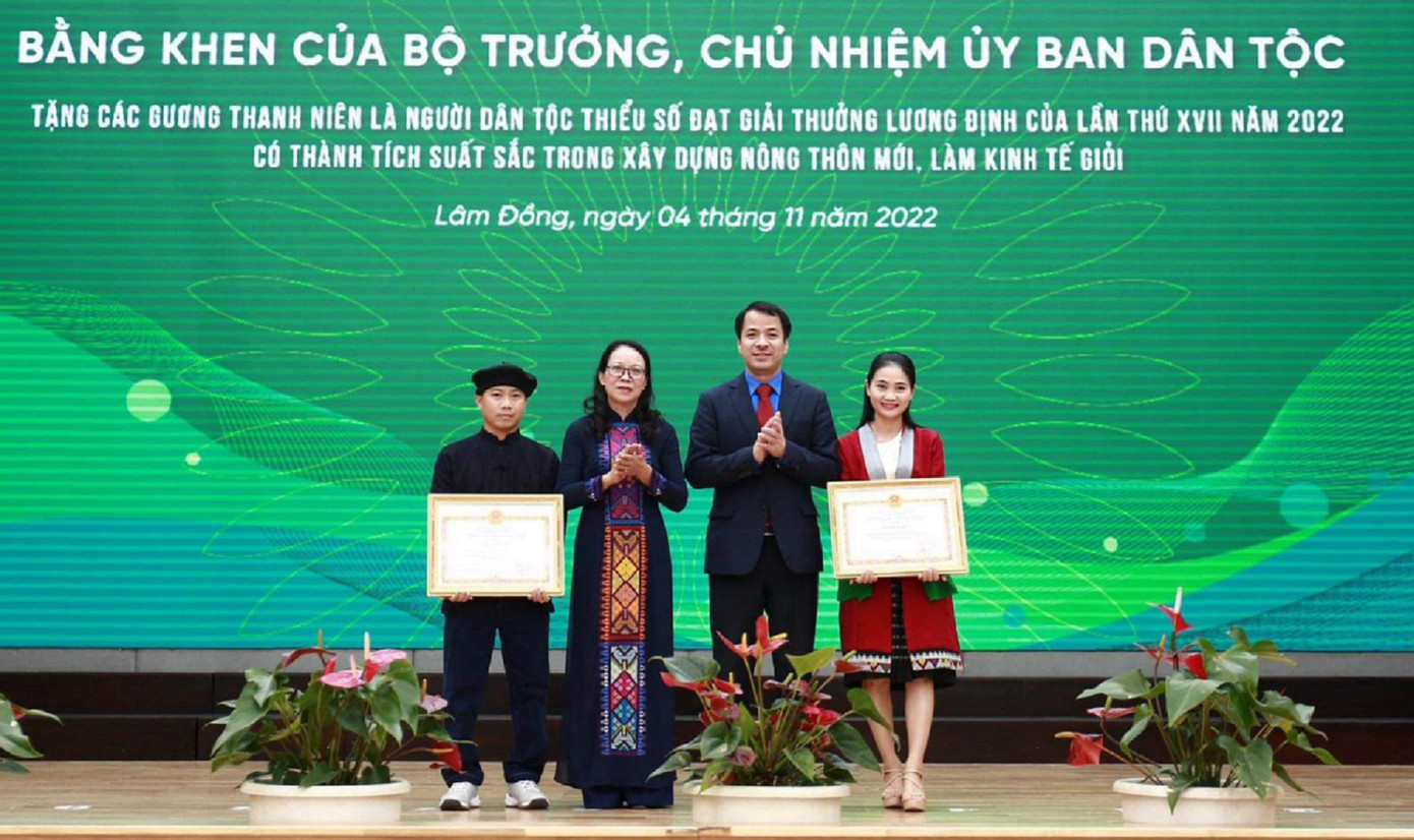 Anh Lục Vân Anh (ngoài cùng bên trái) nhận Bằng khen của Ủy ban Dân tộc Anh Lục Vân Anh (ngoài cùng bên trái) nhận Bằng khen của Ủy ban Dân tộc