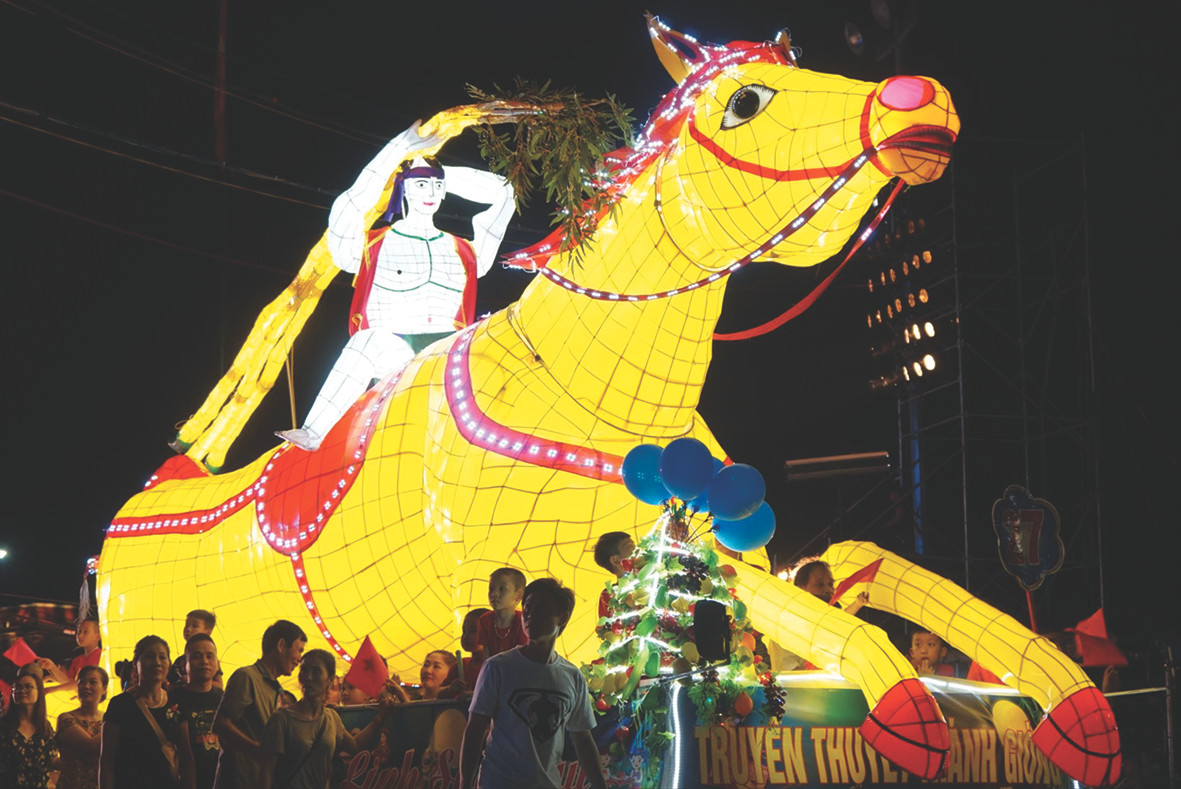 Mô hình trung thu khổng lồ diễu hành trên các tuyến đường của thành phố Tuyên Quang