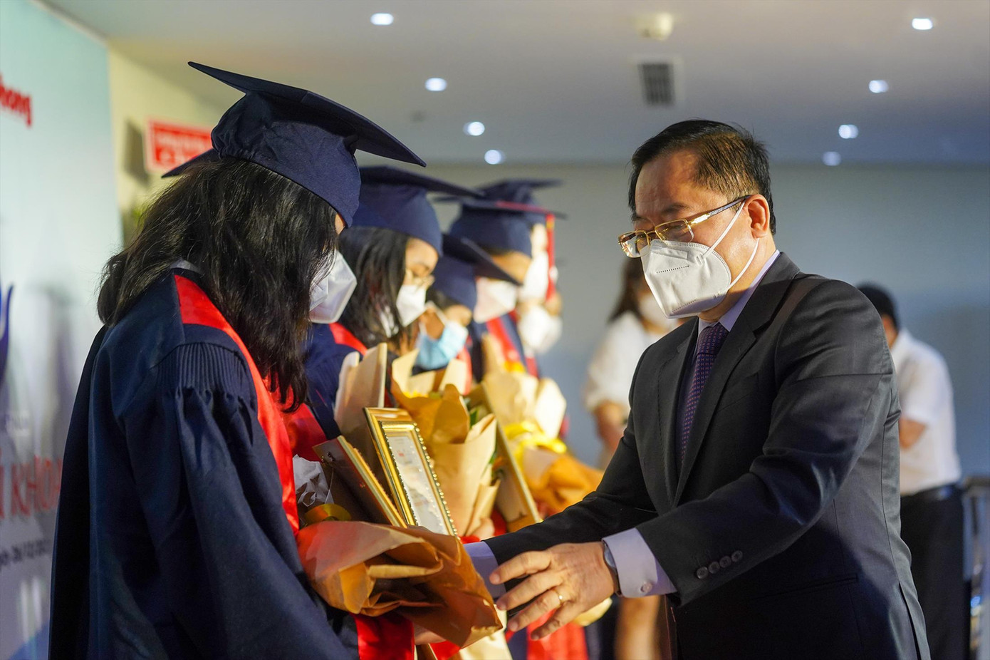 Nhà báo Lê Xuân Sơn trao học bổng cho các tân thủ khoa. Ảnh: Phạm Nguyễn