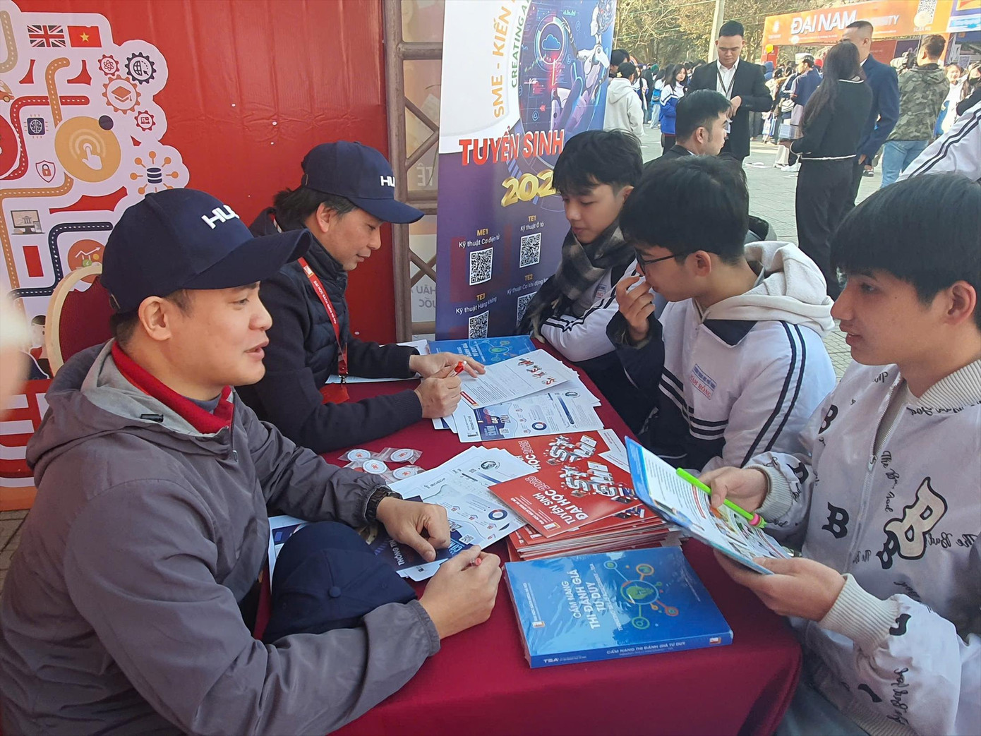 Thí sinh tìm hiểu thông tin tuyển sinh năm 2025. Thí sinh tìm hiểu thông tin tuyển sinh năm 2025.