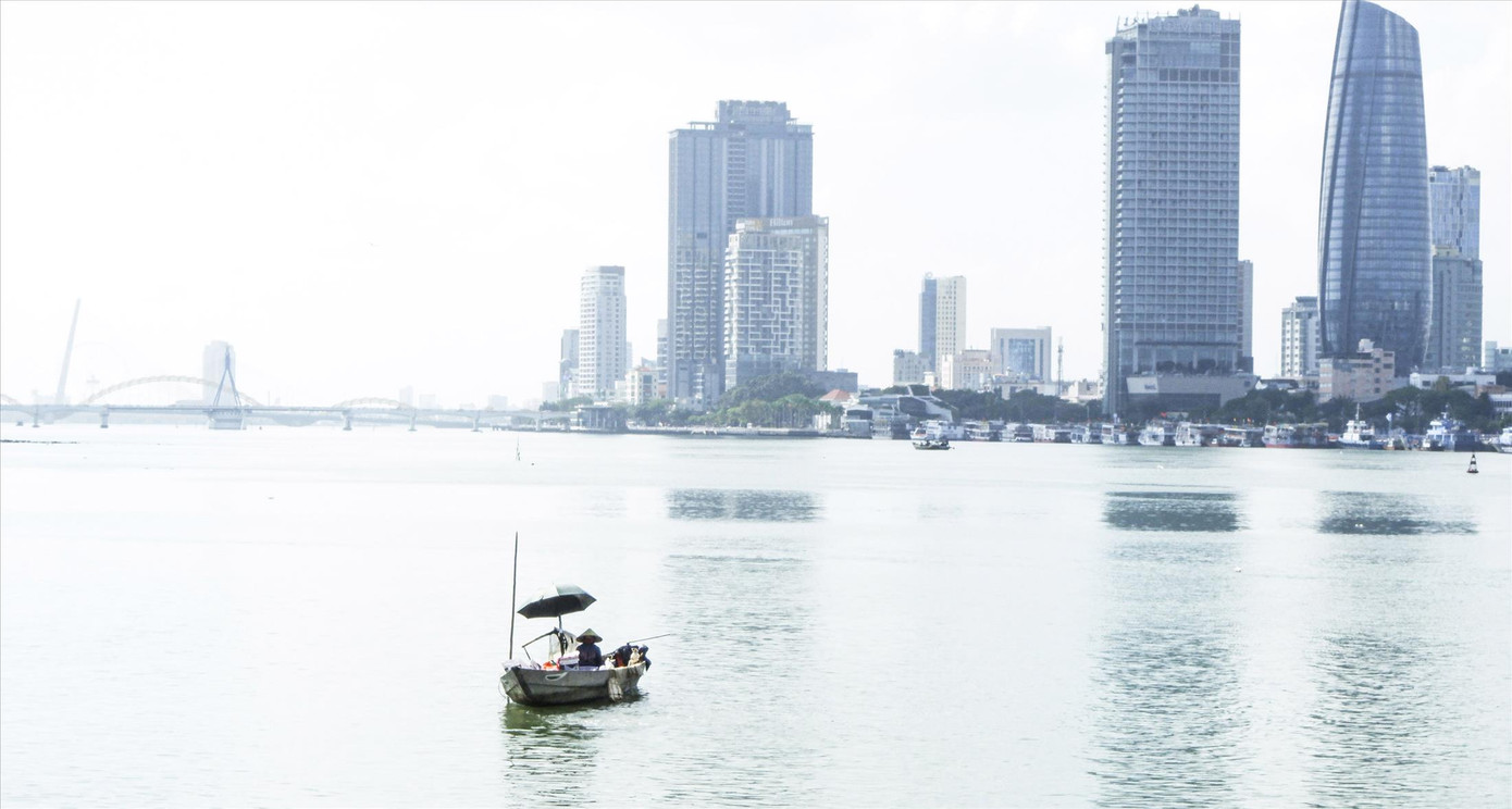 Thuyền cắm sào, vợ ngồi chờ chồng lặn dưới đáy sông Hàn. Ảnh: Nguyễn Thành Thuyền cắm sào, vợ ngồi chờ chồng lặn dưới đáy sông Hàn. Ảnh: Nguyễn Thành