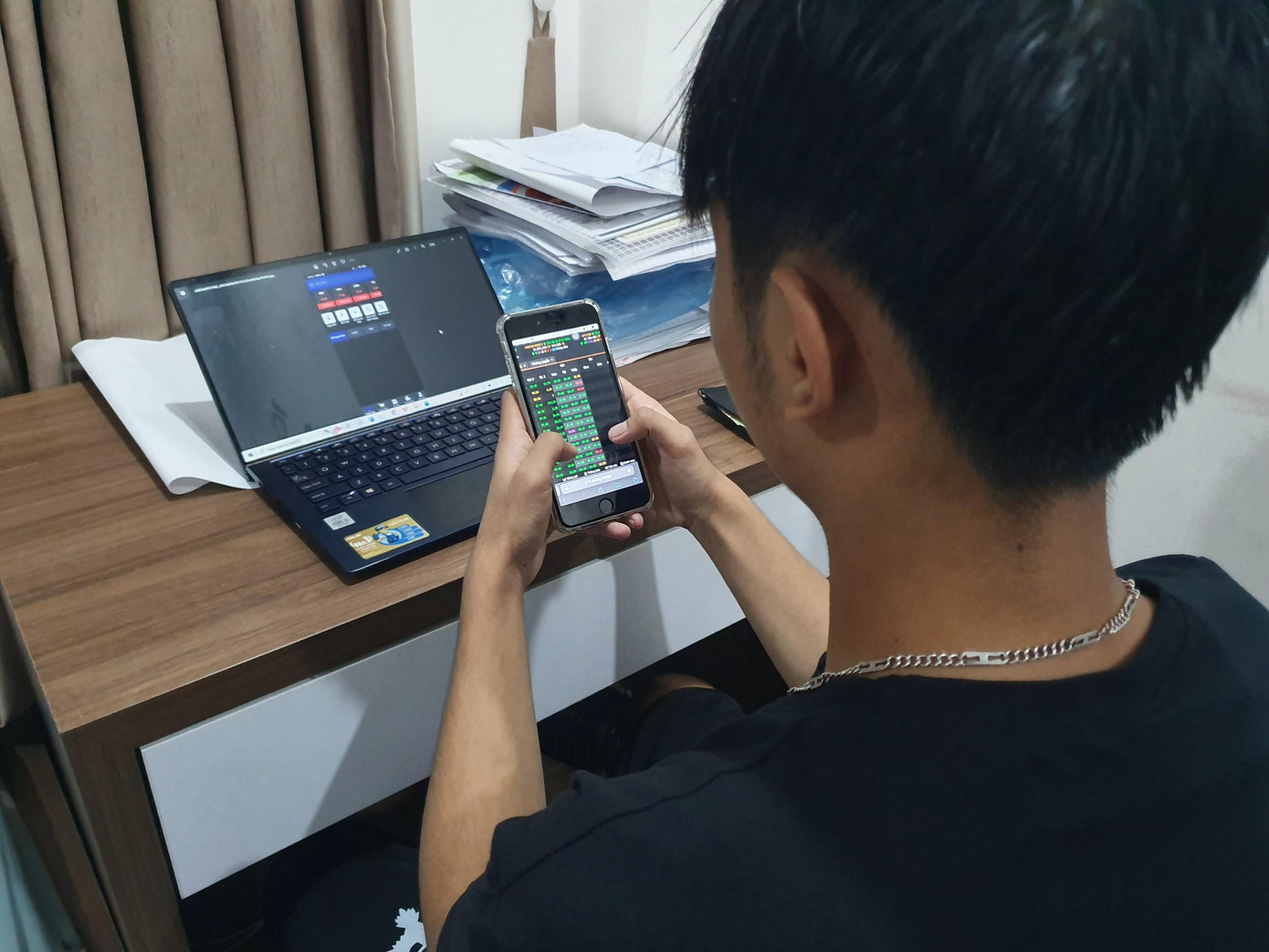 Ngày càng có thêm nhiều người sập bẫy chứng khoán quốc tế. Ảnh: PV Ngày càng có thêm nhiều người sập bẫy chứng khoán quốc tế. Ảnh: PV