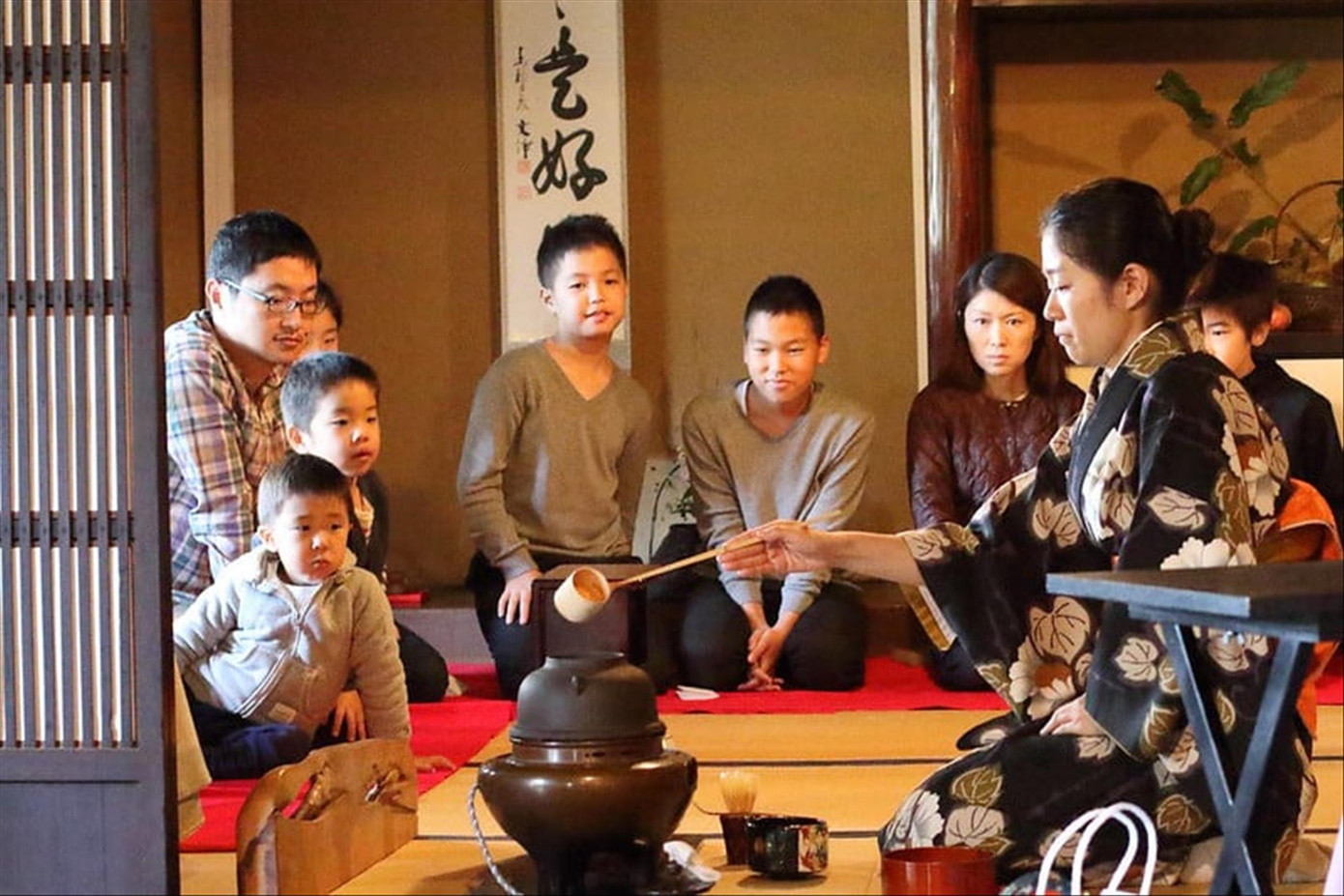 Các tua nước ngoài hướng tới nhiều trải nghiệm cho du khách như tắm onsen, thưởng thức trà đạo...