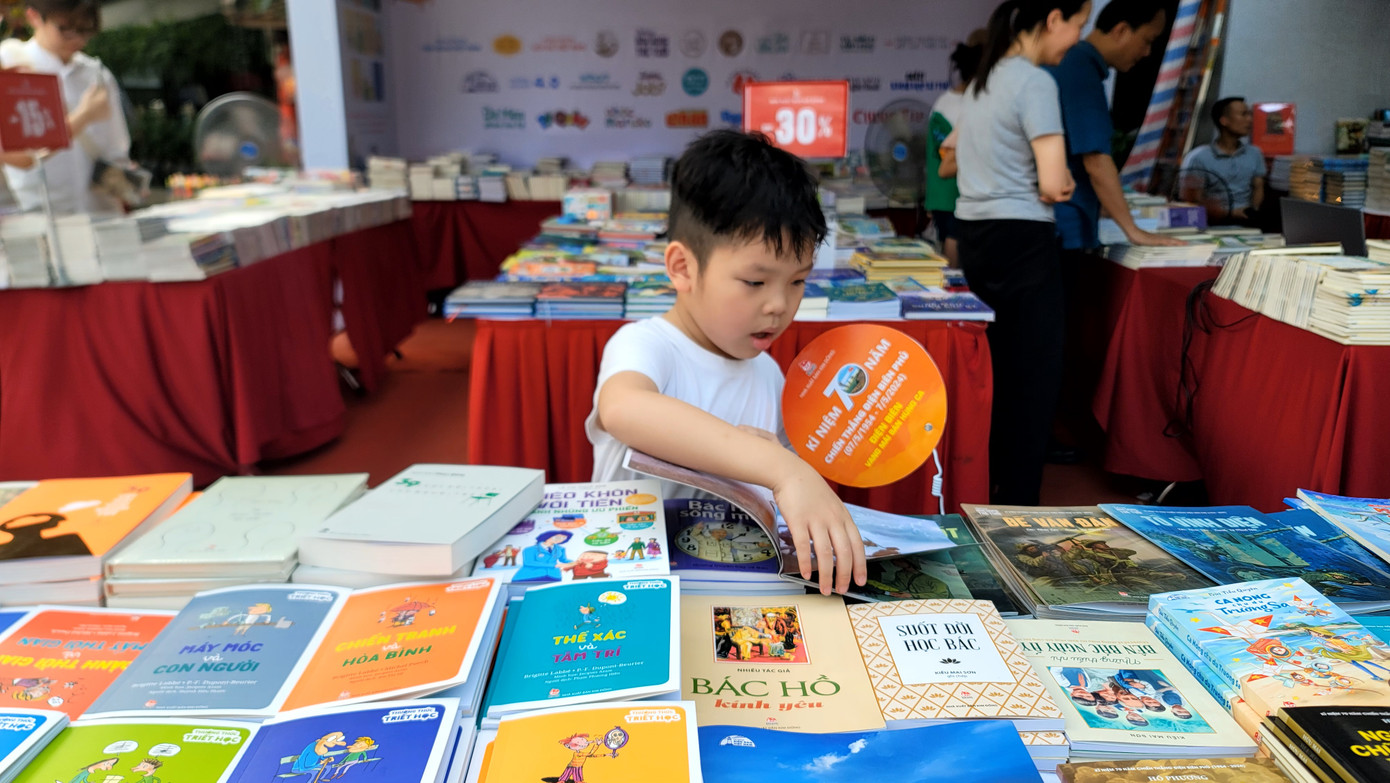 Một số truyện dành cho trẻ em được hướng dẫn phân loại, dán nhãn đầy đủ, còn truyện dành cho lứa tuổi trên 16 bị bỏ trống. Ảnh: NGUYÊN KHÁNH