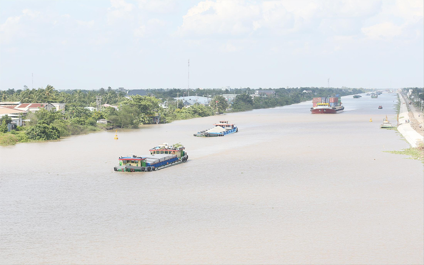 Tàu, sà lan chở hàng trên kênh Chợ Gạo (Tiền Giang). Ảnh: Trường Phong Tàu, sà lan chở hàng trên kênh Chợ Gạo (Tiền Giang). Ảnh: Trường Phong