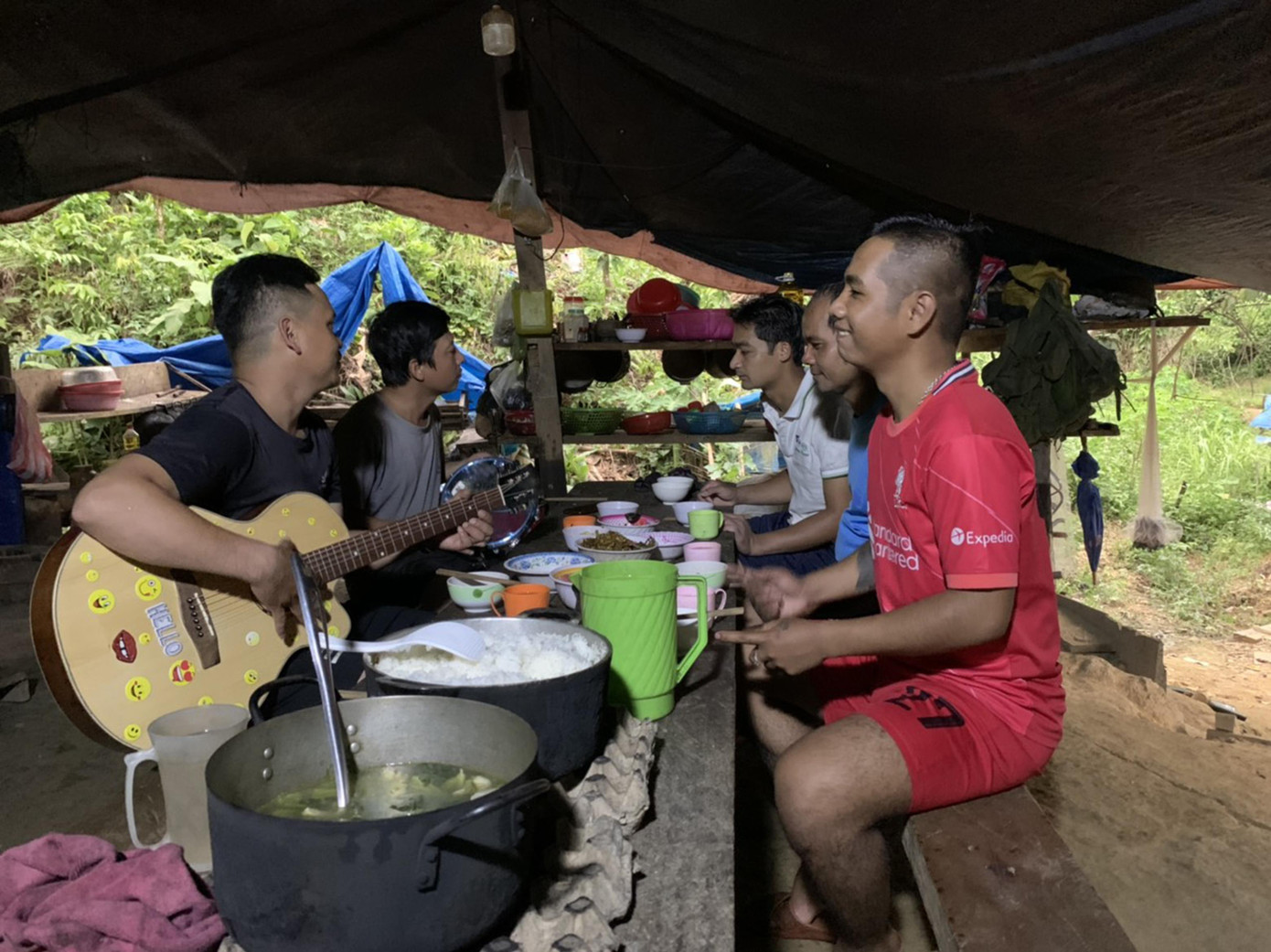 Cây đàn guitar phóng viên gửi tặng anh em bảo vệ rừng ở Vườn Quốc gia Sông Thanh Cây đàn guitar phóng viên gửi tặng anh em bảo vệ rừng ở Vườn Quốc gia Sông Thanh