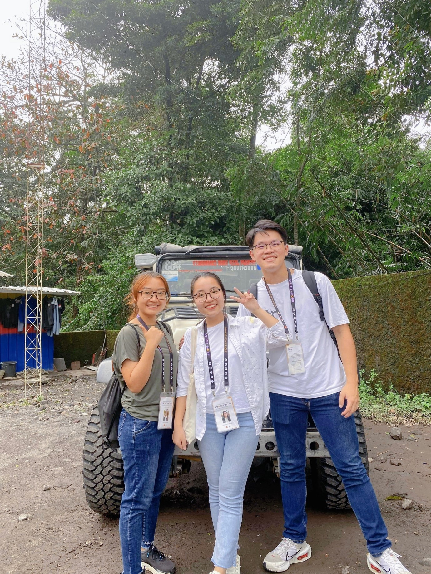 Chủ tịch Hội Sinh viên Việt Nam tại Singapore Nguyễn Thúy Quỳnh (ở giữa) trong một hoạt động tại Singapore