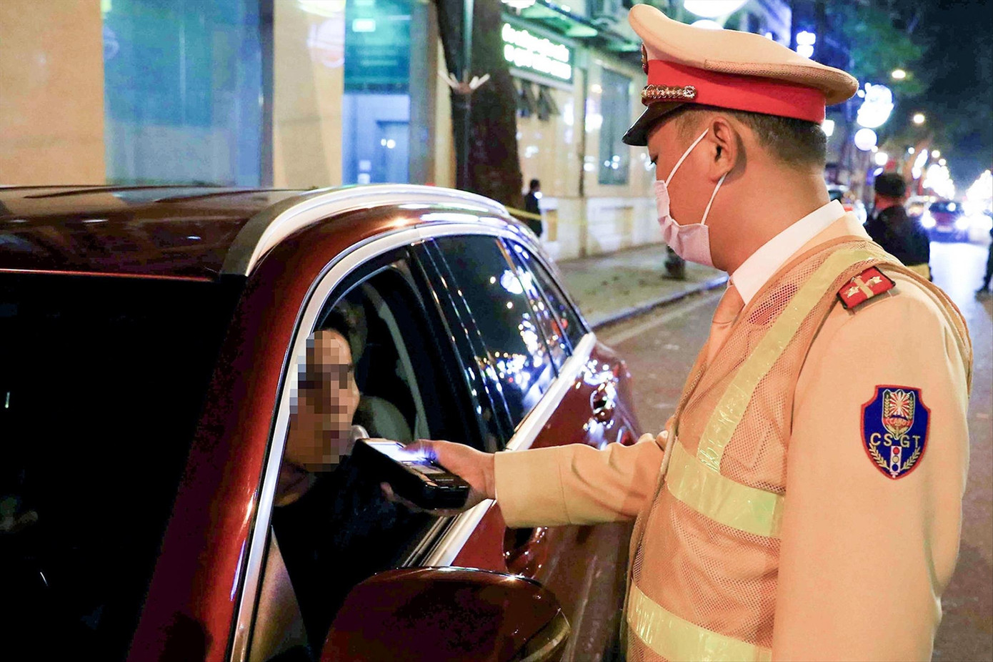 Đề xuất phạt tiền từ 800.000 đồng - 1 triệu đồng với lái xe ô tô có nồng độ cồn chưa vượt quá 50 miligam/100 mililít máu (ảnh minh họa)