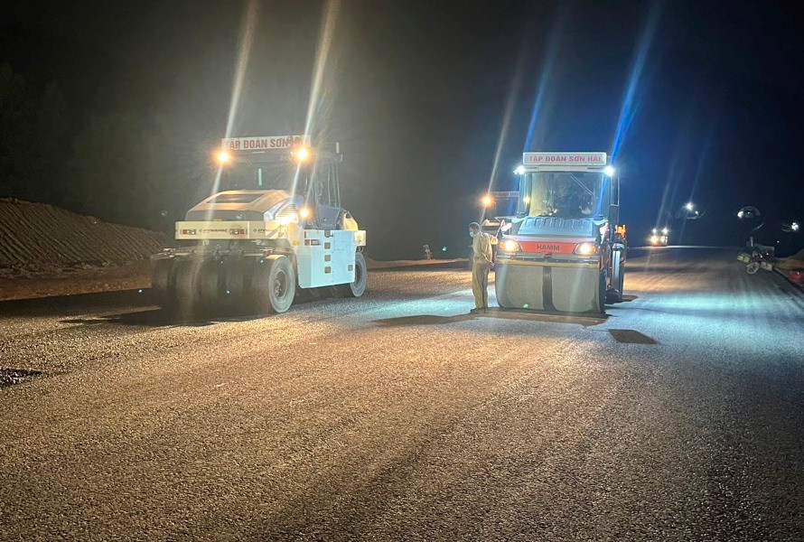 Công nhân tranh thủ thi công cả đêm để đẩy nhanh tiến độ dự án Công nhân tranh thủ thi công cả đêm để đẩy nhanh tiến độ dự án