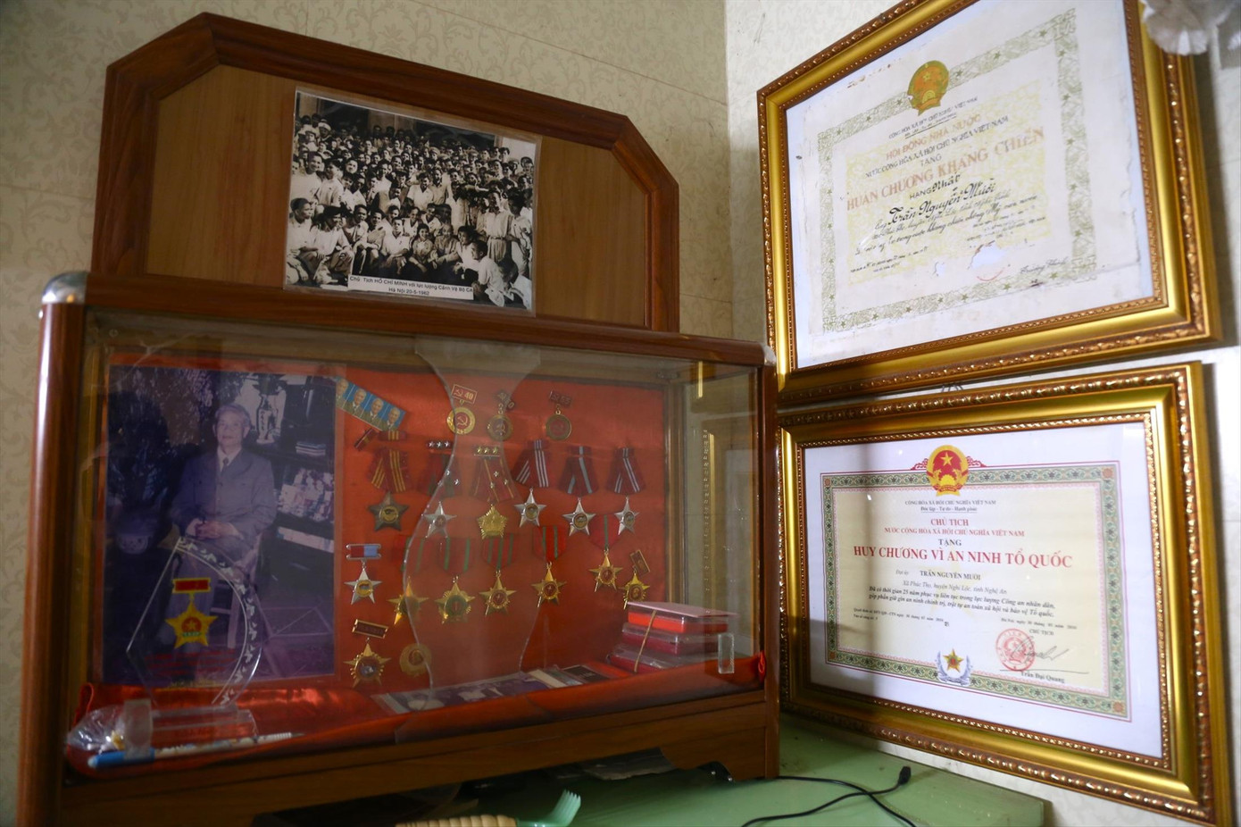 Những tấm huy chương được ông Mười cất giữ cẩn thận Những tấm huy chương được ông Mười cất giữ cẩn thận