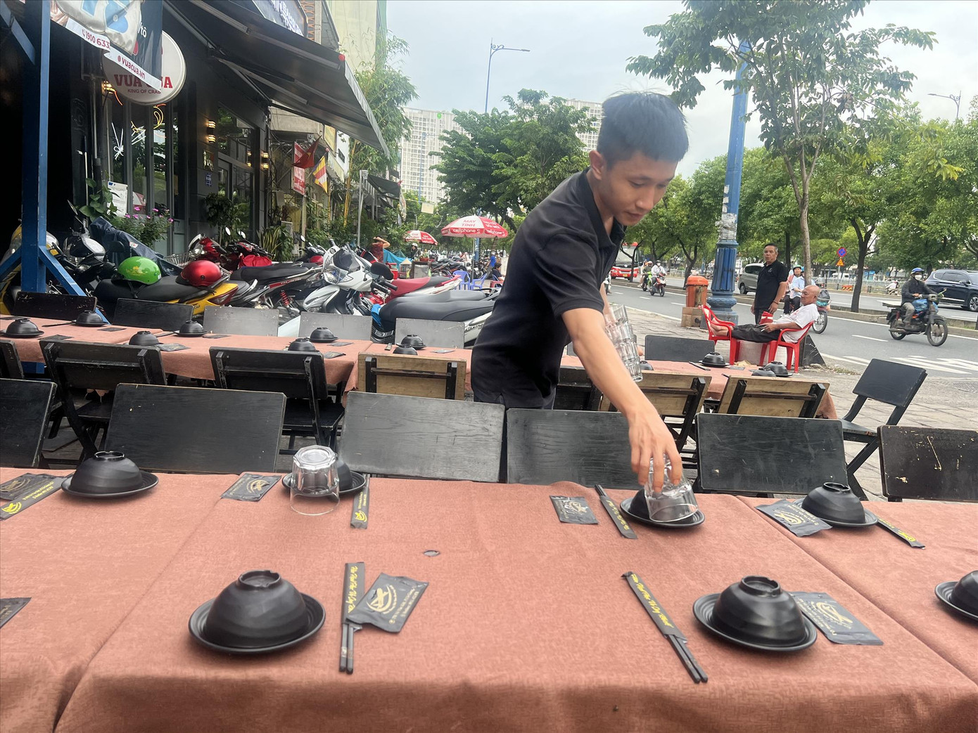 Anh Tiến làm việc trong một nhà hàng. Ảnh: U.P Anh Tiến làm việc trong một nhà hàng. Ảnh: U.P