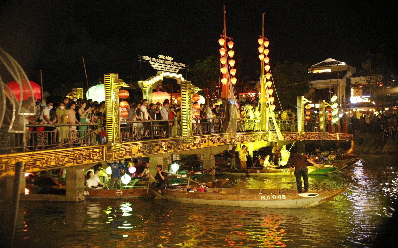 Hàng ngàn du khách đổ về Hội An mỗi ngày