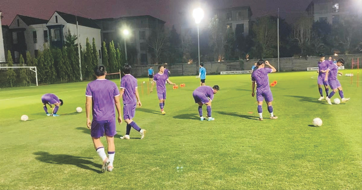 ĐT Việt Nam tập luyện trong chiều tối ngày 14/1. Ảnh: Thanh Hải ĐT Việt Nam tập luyện trong chiều tối ngày 14/1. Ảnh: Thanh Hải