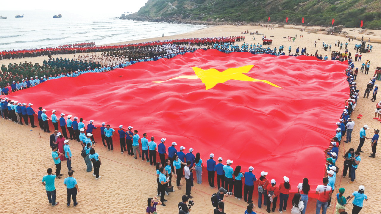 Ban Tổ chức Tiền Phong Marathon 2024 cùng các vận động viên, đoàn viên thanh niên cùng nhau trải lá cờ Tổ quốc rộng hơn 1.000m2 với ý nghĩa kết nối sức mạnh đoàn kết dân tộc mãi trường tồn