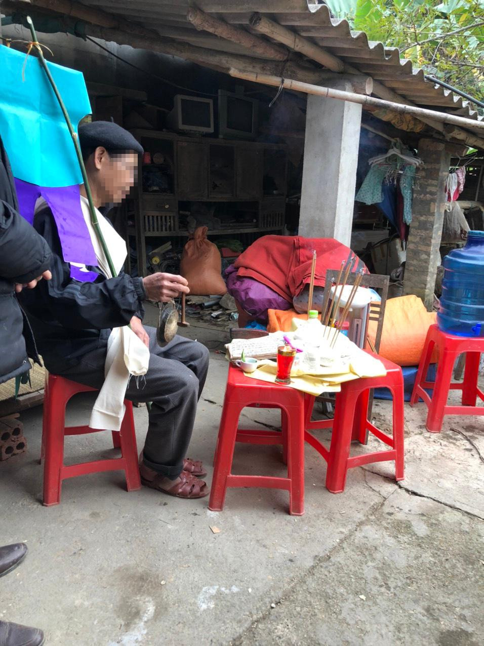 Ông thầy đang làm lễ